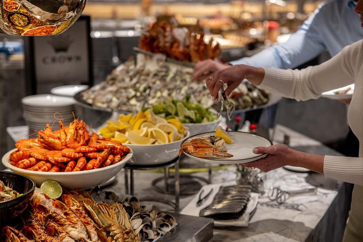 Hotel Crown Towers Sydney Esterno foto A buffet at a restaurant
